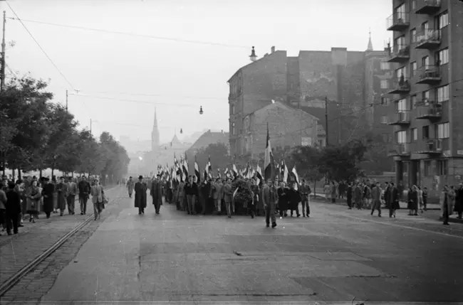 Műegyetemisták vonulnak a Bem József tér felé - 1956. október 23.
