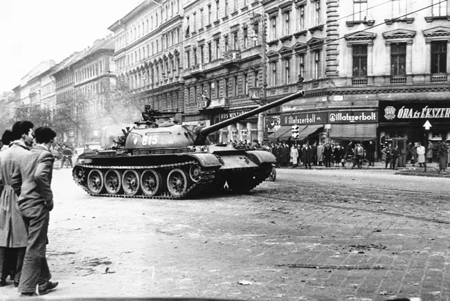 T-54-es harckocsi Budapesten - 1956. október 31.