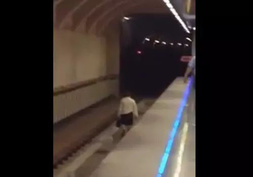 Egy f�rfi s�t�lt be a 4-es metr� alag�tj�ba