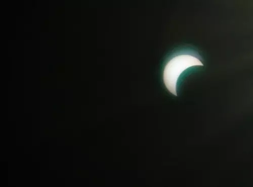 Leny�g�z� l�tv�ny a r�szleges napfogyatkoz�s