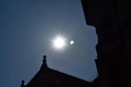 Leny�g�z� l�tv�ny a r�szleges napfogyatkoz�s