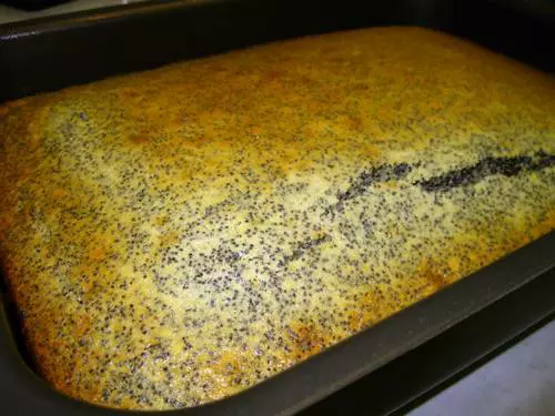 M�kos pisk�ta frissen, m�g a tepsiben