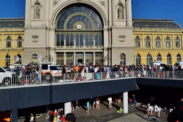Migránstüntetések a Keleti pályaudvarnál - 2015 - augusztus, szeptember