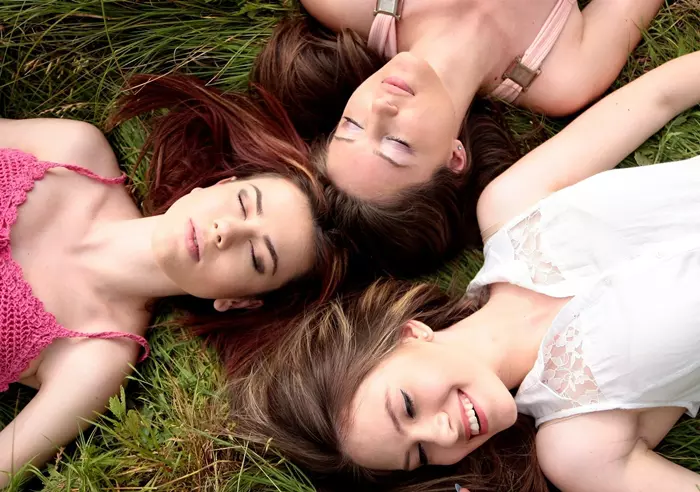 Barátnők fekszenek a fűben