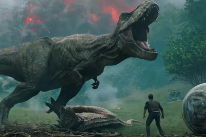 Tyrannosaurus a Jurassic World - Fallen Kingdomban, éppen egy Carnotaurust ejt el