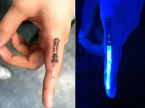 Fénykard UV tetoválás